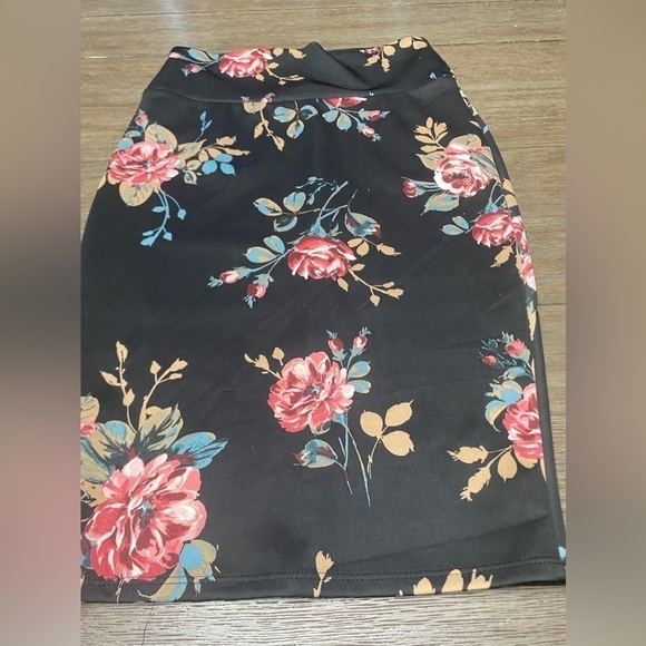 Silhouette NYC
Floral Print Skirt Knee length high waisted pencil skirt size L - Picture 2 of 8
